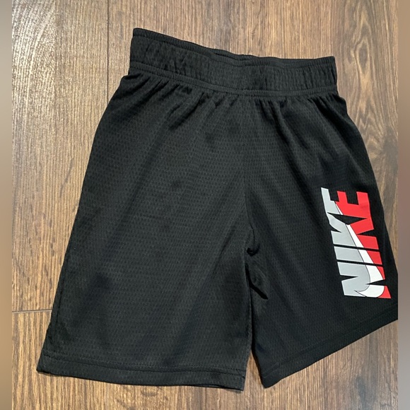NWOT Boy’s Nike Black Mesh Shorts 7/L - Picture 3 of 7